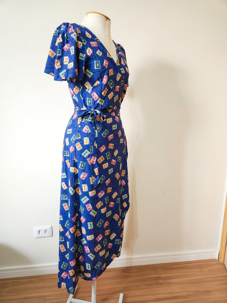 Vestido Antix Transpassado – Estampa de Fita Cassete