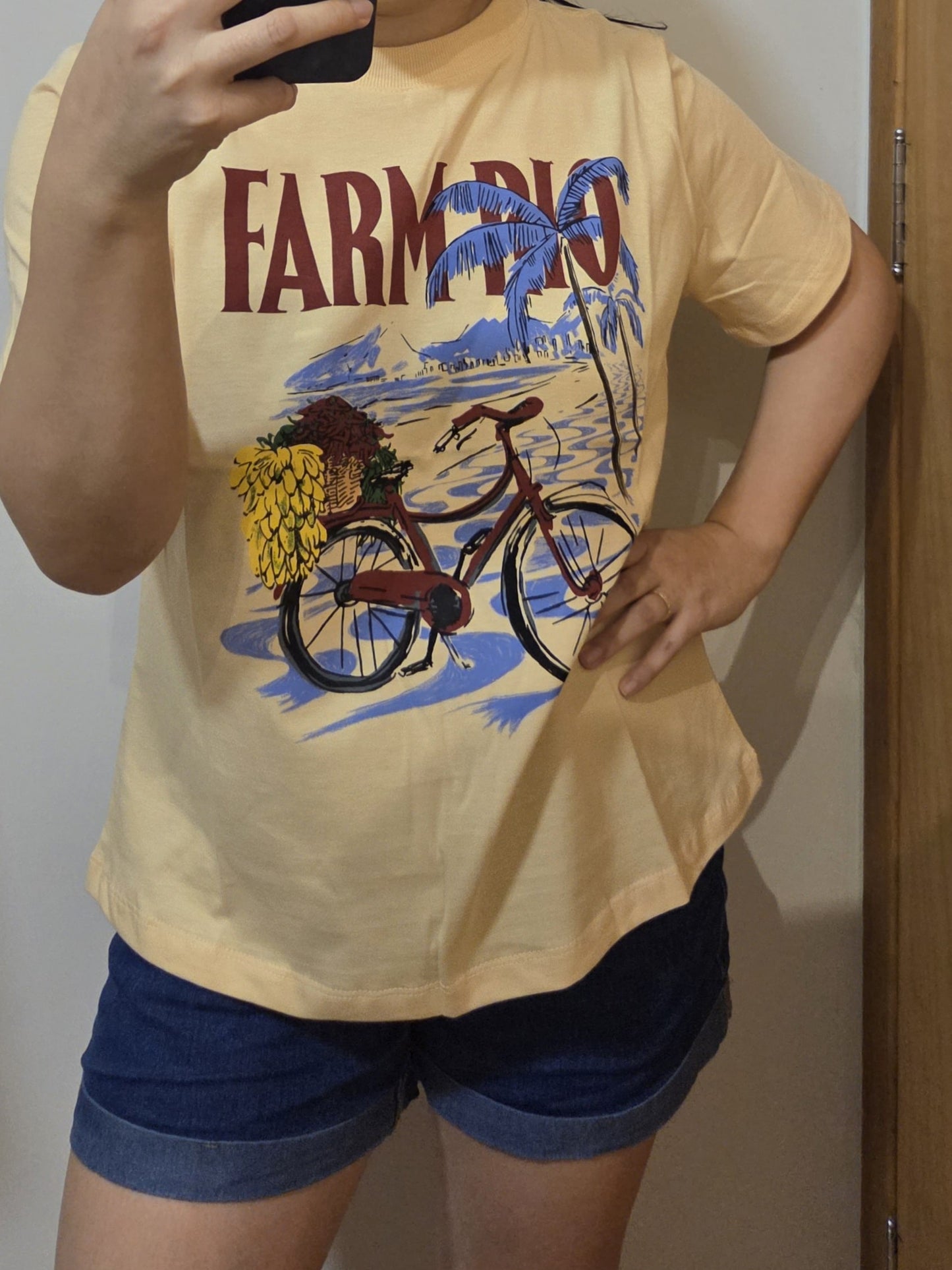 Camiseta Farm Bicicleta e Praia com fundo Coral