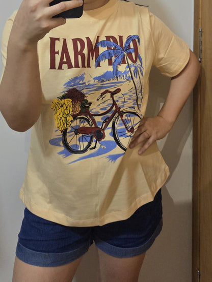 Camiseta Farm Bicicleta e Praia com fundo Coral