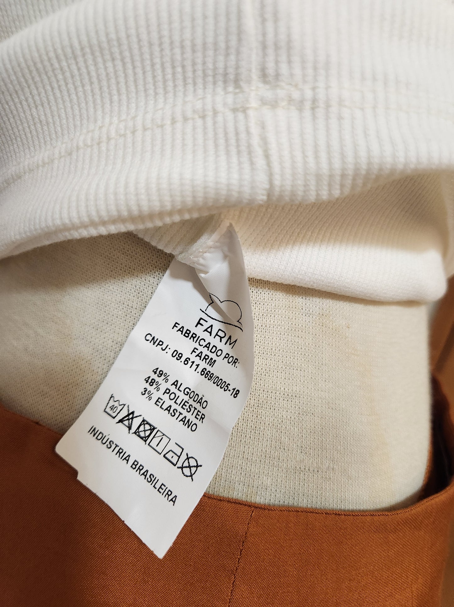 Regata Farm Rio com Estampa de Arara Tricolor e Folhagens