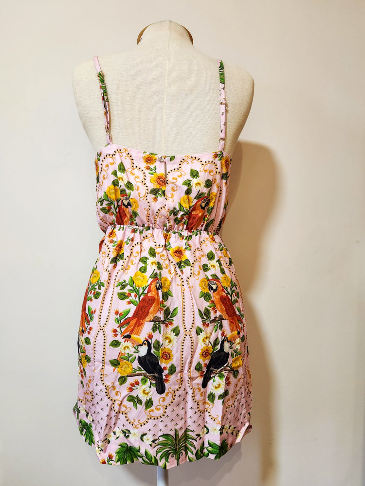 Vestido Farm Curto Estampa Floral e Tucanos com Fundo Rosa