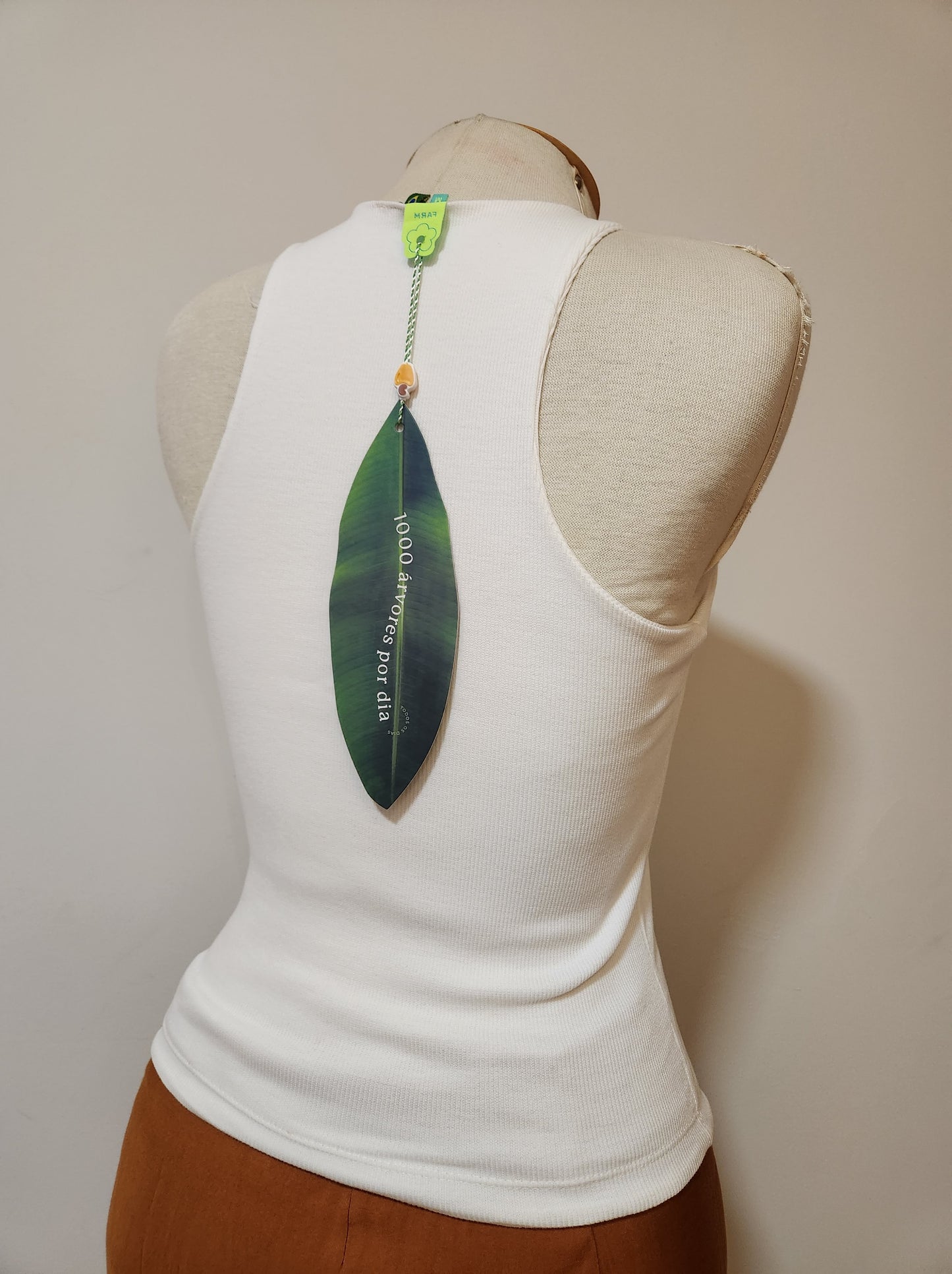 Regata Farm Rio com Estampa de Arara Tricolor e Folhagens